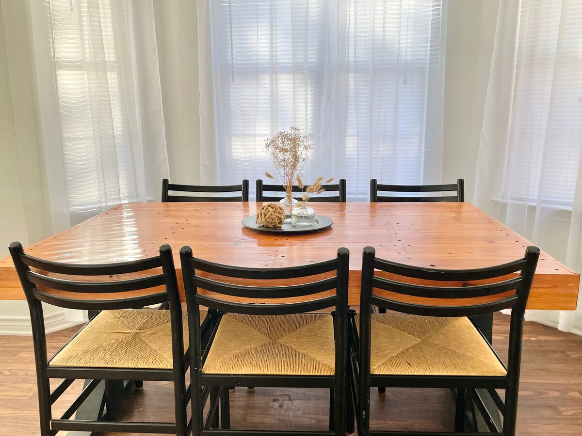 Calming Space | Trendy East ATX | Walk to Coffee