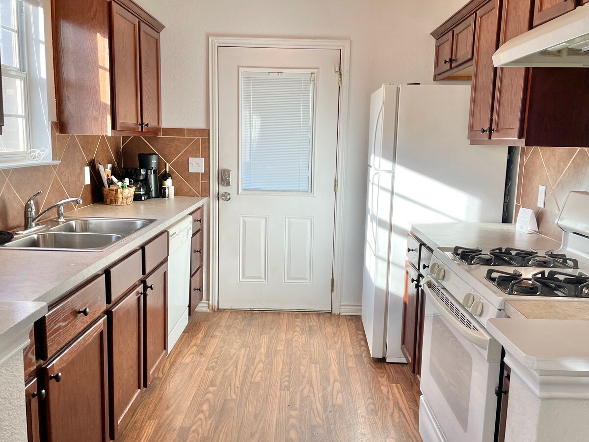 Calming Space | Trendy East ATX | Walk to Coffee