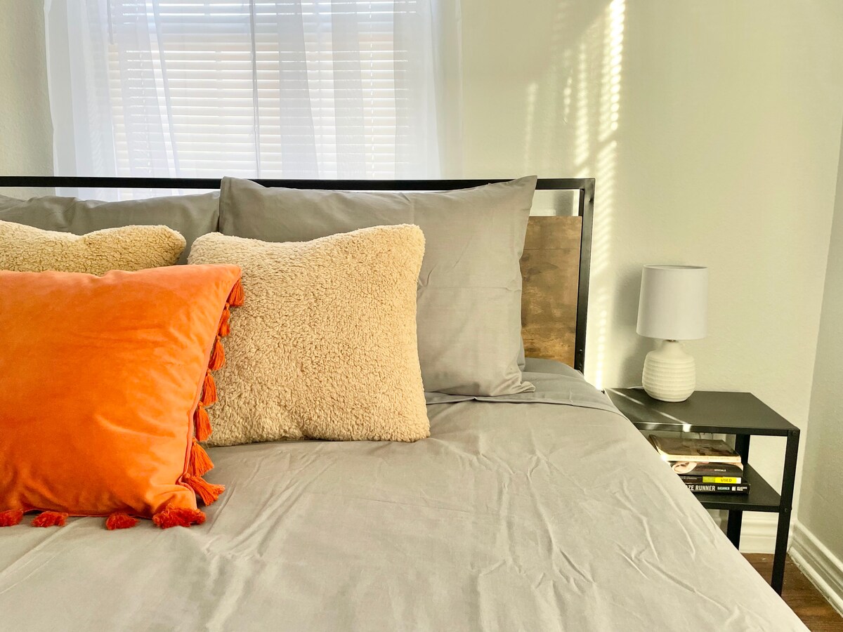 Calming Space | Trendy East ATX | Walk to Coffee
