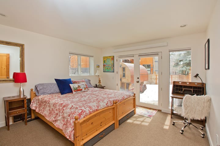 Chumba cha 2 cha kulala, kilichoonyeshwa kama kitanda cha ukubwa wa King.  Chumba hiki pia kinaweza kutengenezwa katika vitanda viwili kwa ajili ya watoto au wasio na waume.  Hifadhi nyingi katika kabati la kuning 'inia na chini ya droo za kitanda. Dawati 1. Vivuli vya kuzima. (Kumbuka ufikiaji wa Kambi ya Kondoo kwa chaguo la chumba cha kulala cha 3.)