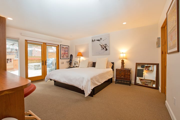 Chumba bora cha kulala chenye ufikiaji wa baraza.  Dawati mbele.