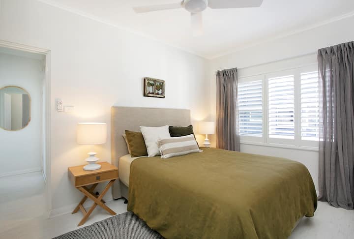 Du schläfst tief im Komfort, auf dem extrabequemen Queensize-Bett auf luxuriöser Bettwäsche und Bettwäsche. 
Das Schlafzimmer ist super ruhig und privat.


