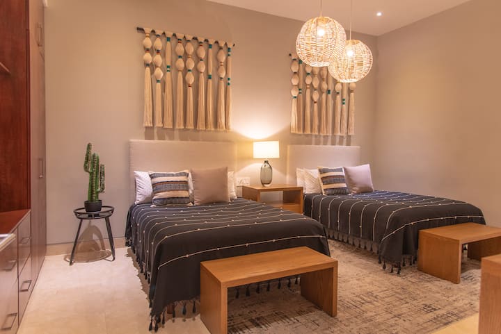  Двойна спалня за гости с уютно спално бельо, идеална за семейства или приятели.
