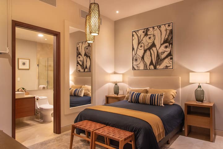  Трета спалня с двойно легло, игрив, но изискан дизайн и меко осветление.
