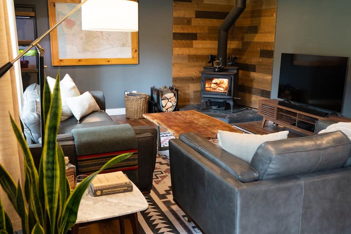 Adventure Retreat  - Cozy Home With Indoor Fire - North Bend, WA