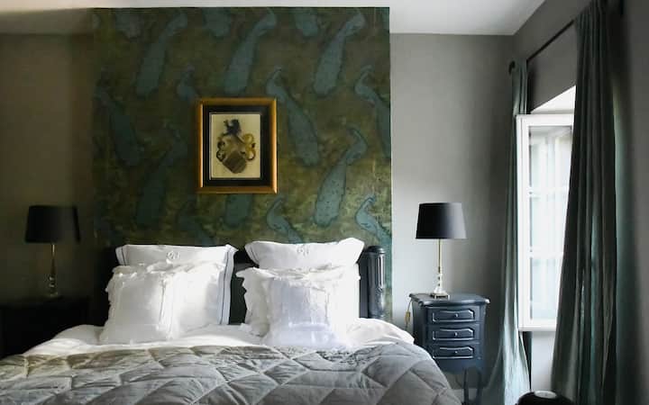 Ფარშევანგის ოთახი ტიპიური ფრანგული დეკორით.  