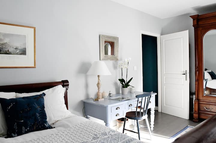 Მაგარი ლურჯი ოთახი ფართო გარდერობით.  