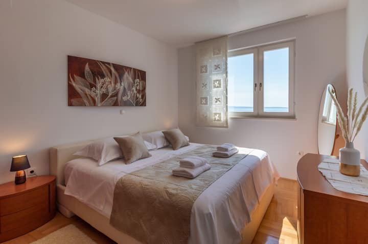 VISTA AL MAR
En esta habitación definitivamente te sentirás como en una habitación de hotel de lujo.