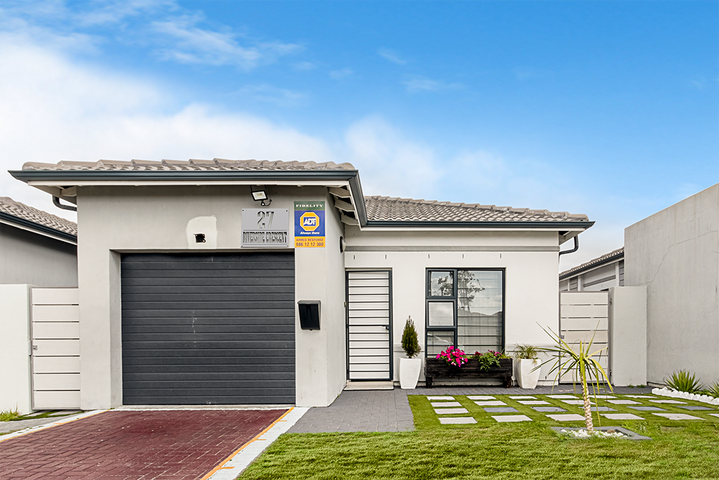 5 star cozy 3-Bed Airbnb Haven affluent suburb. gallery image 2