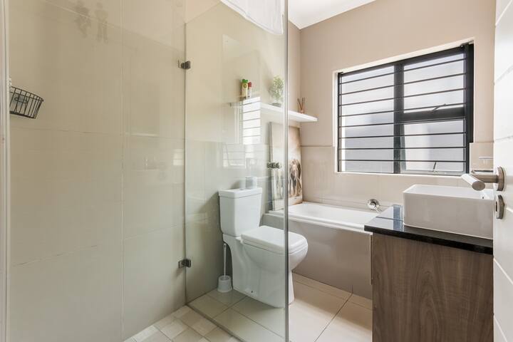 5 star cozy 3-Bed Airbnb Haven affluent suburb. gallery image 4