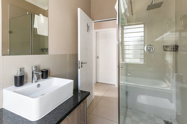 5 star cozy 3-Bed Airbnb Haven affluent suburb. gallery image 5