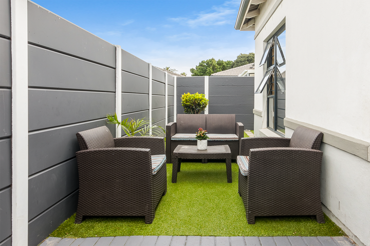 5 star cozy 3-Bed Airbnb Haven affluent suburb. gallery image 3