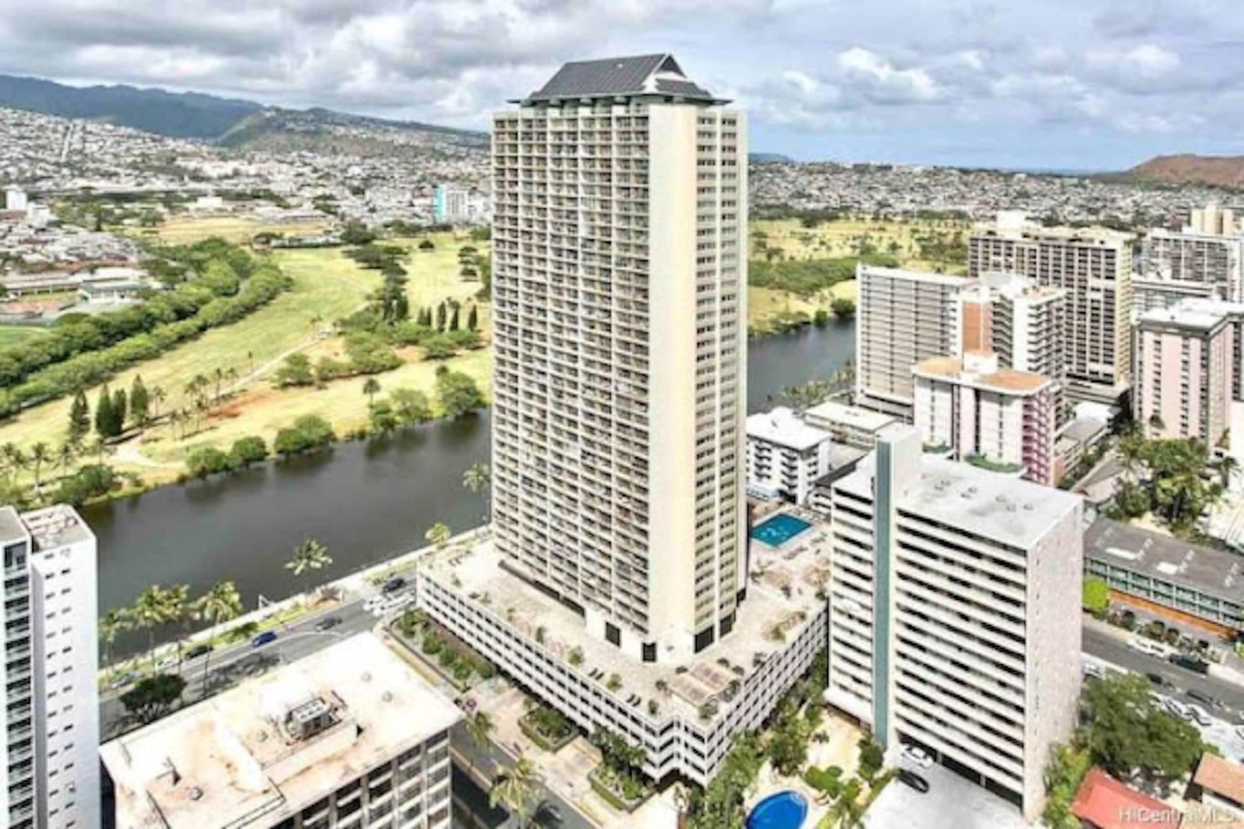 Condo in Honolulu · ★4.89 · Studio · 2 beds · 1 private bath - Image 10