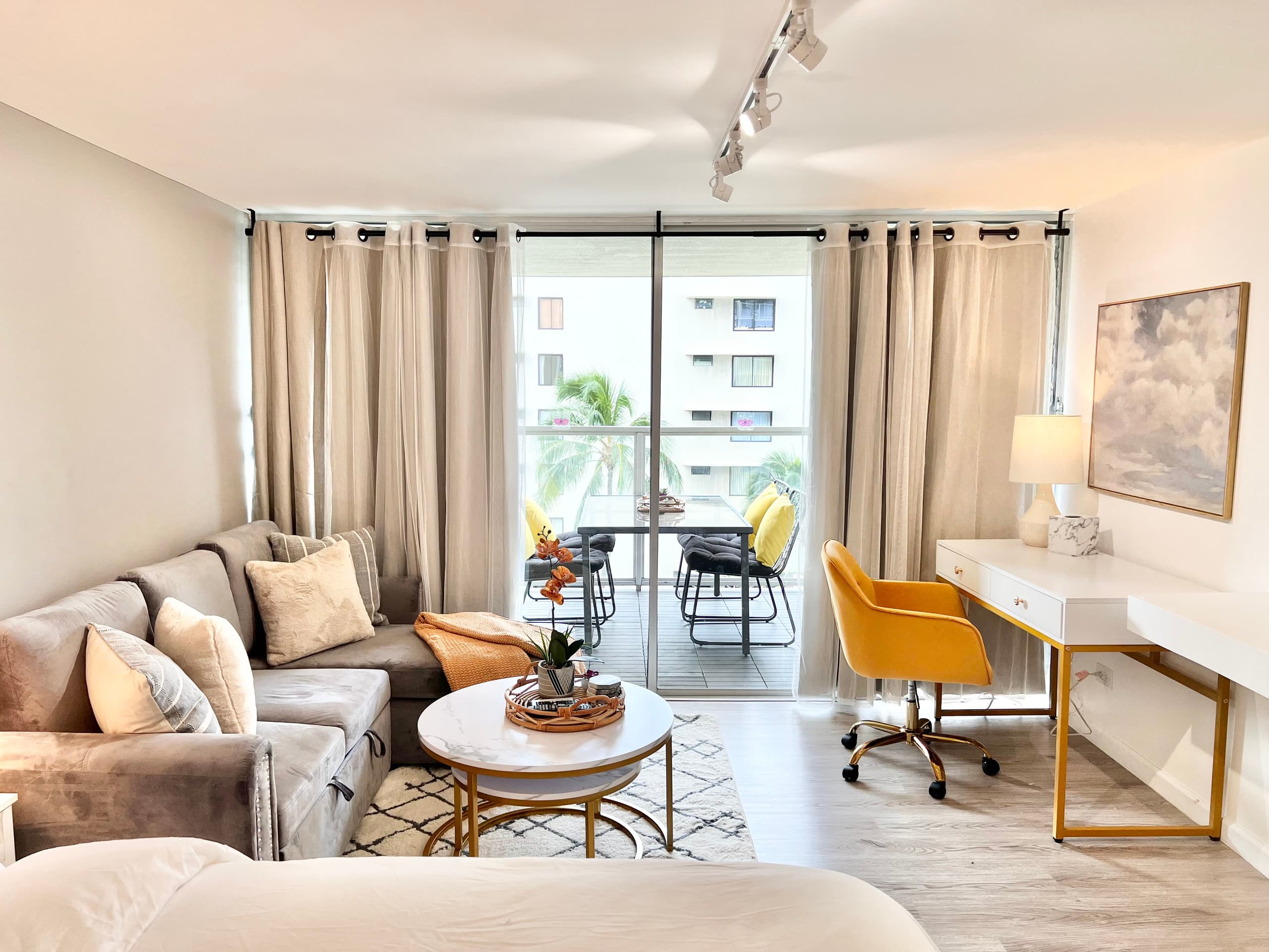 Condo in Honolulu · ★4.89 · Studio · 2 beds · 1 private bath - Image 3
