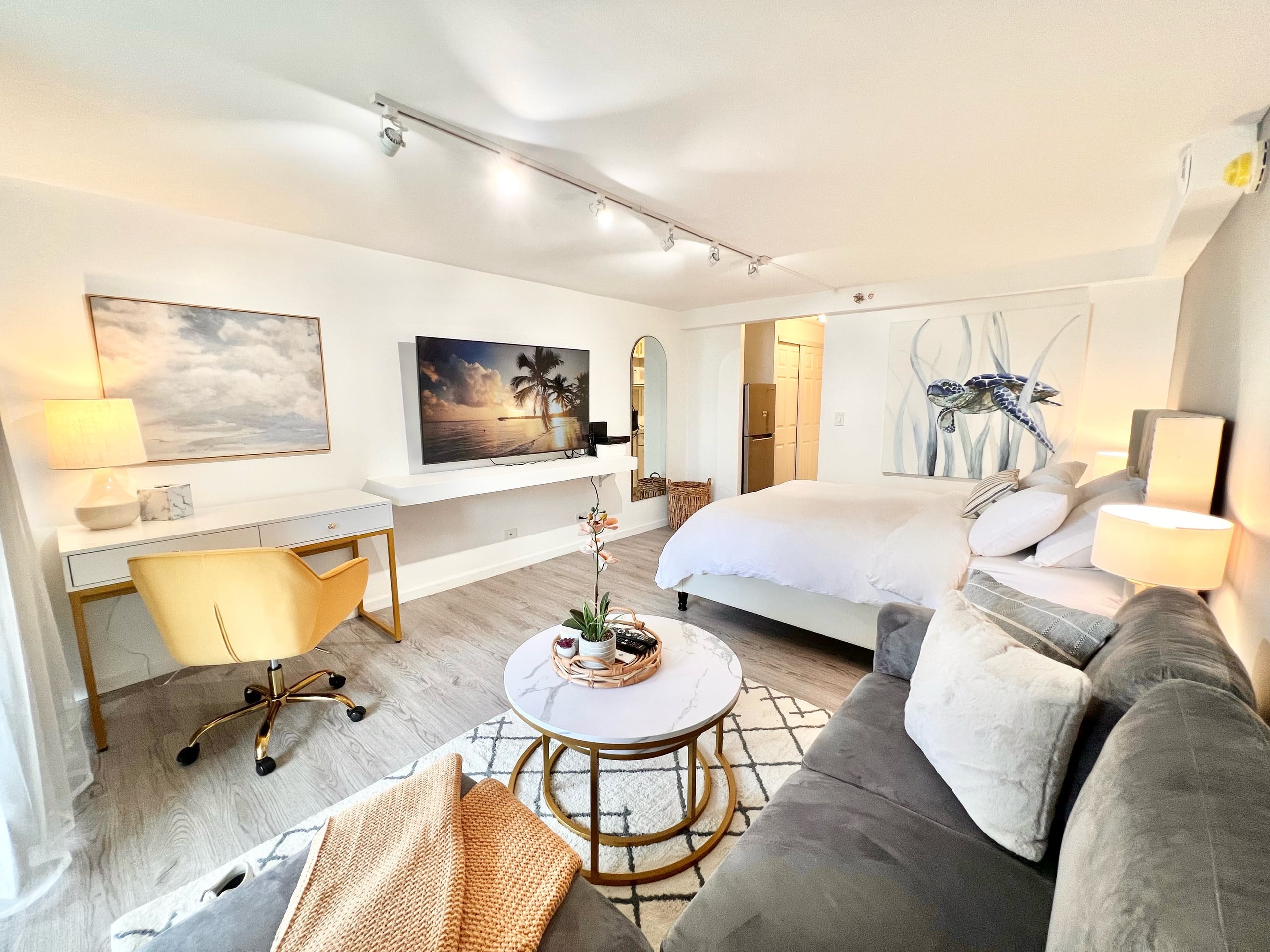 Condo in Honolulu · ★4.89 · Studio · 2 beds · 1 private bath - Image 1