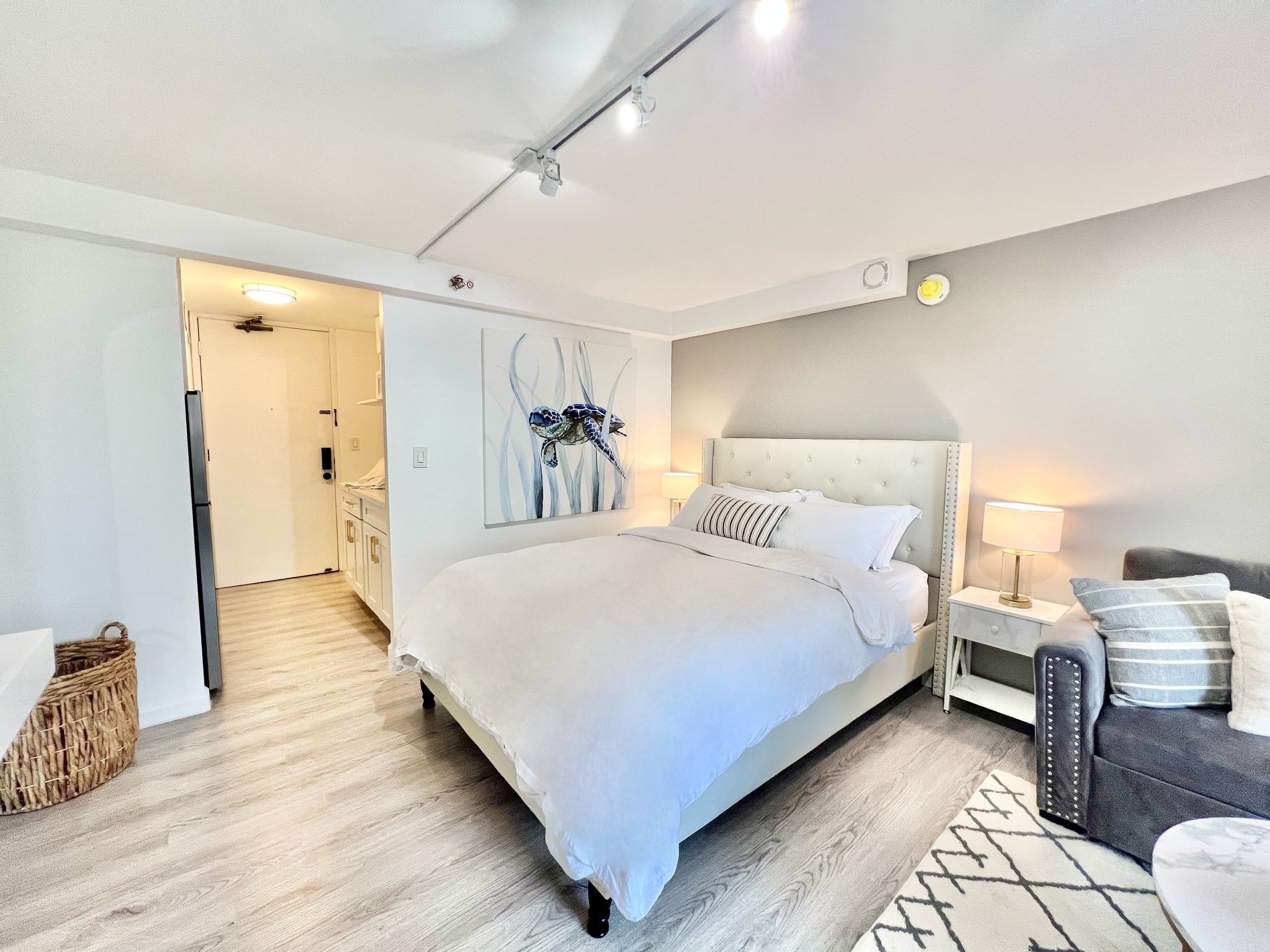 Condo in Honolulu · ★4.89 · Studio · 2 beds · 1 private bath - Image 4