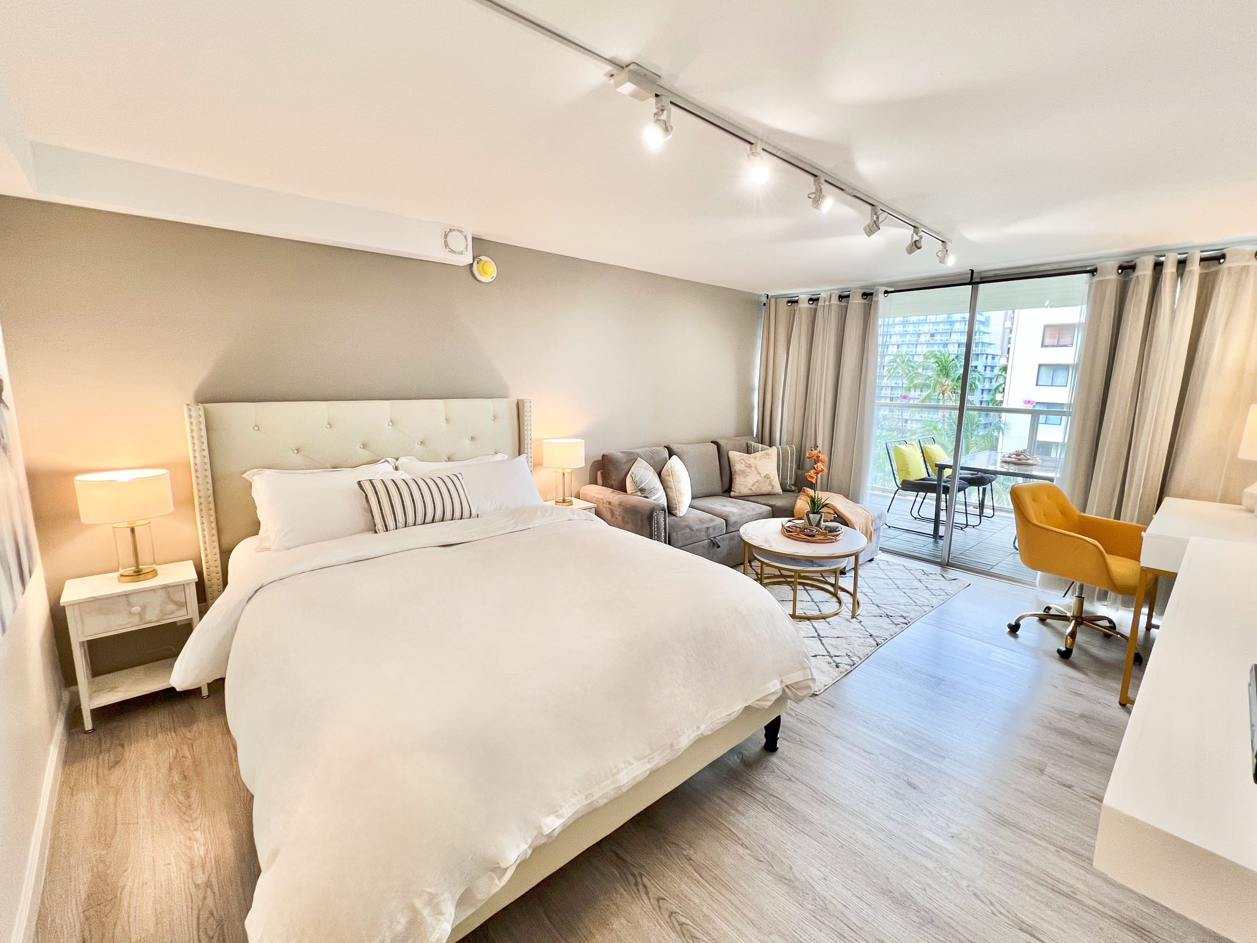 Condo in Honolulu · ★4.89 · Studio · 2 beds · 1 private bath - Image 2