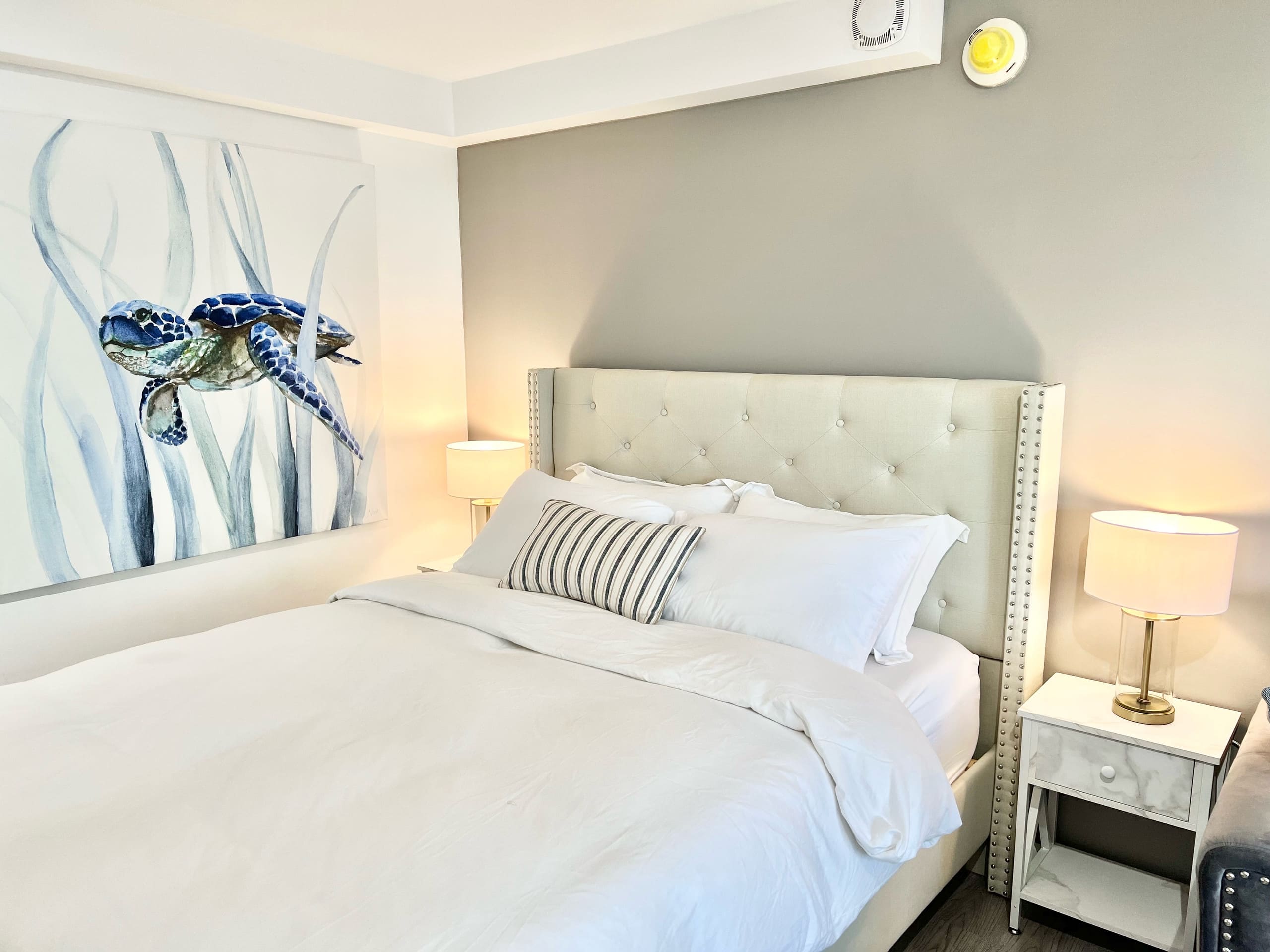 Condo in Honolulu · ★4.89 · Studio · 2 beds · 1 private bath - Image 7