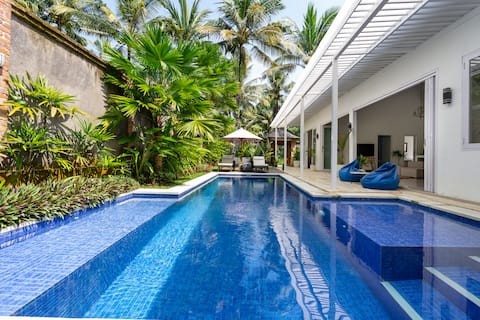 Tropical breeze Luxury Villa - 2 mins to the Beach