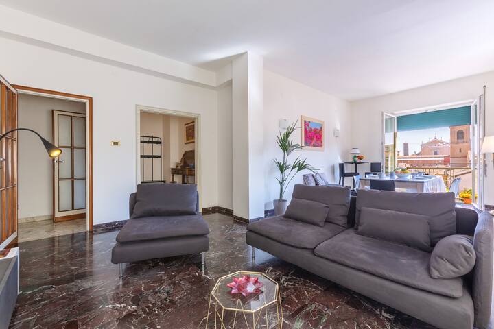 Bologna Mercato delle Erbe Huge Apartment x7! gallery image 2