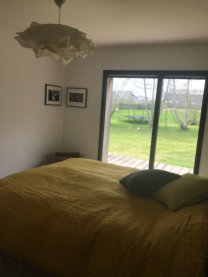 La habitación de la planta baja, con vistas a la terraza. Cama de 160