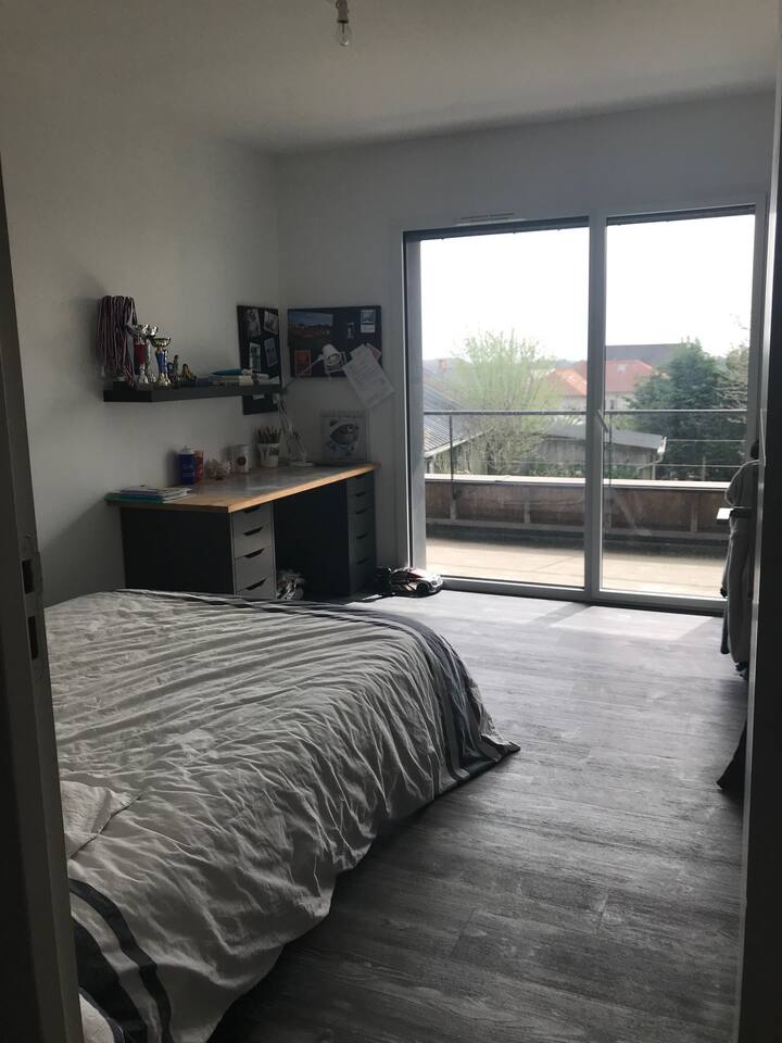 1 de las 3 habitaciones de arriba. Todas están equipadas en el mismo principio, cada una con una cama de 140.
Las tres tienen acceso a un balcón compartido.