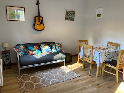 Popular Airbnb listing: The Wendy House, Ground Floor flat, close to town in Glastonbury