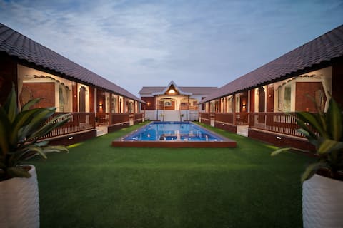 Monarch 6BR Royal Villa with Turf