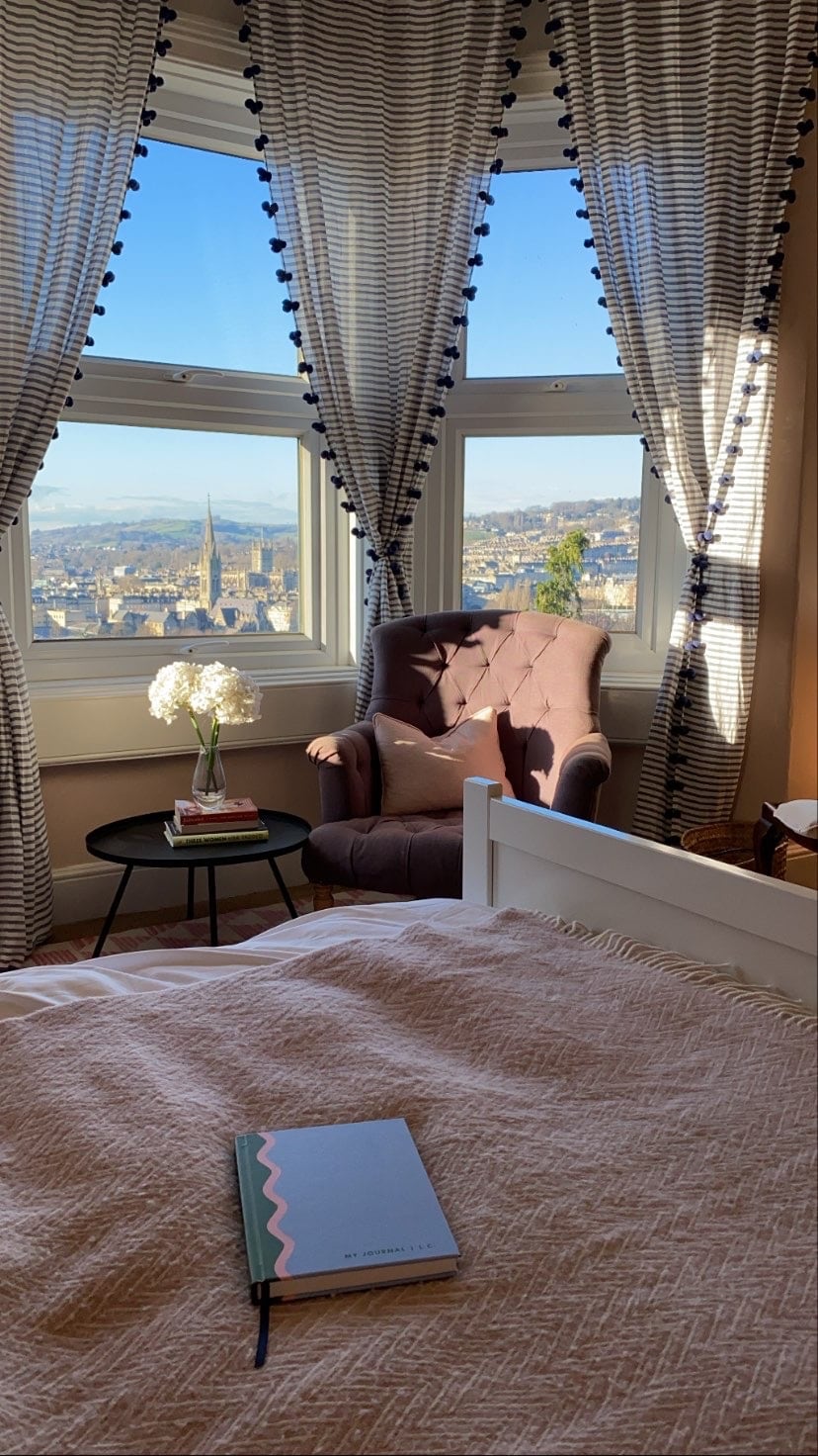 La casa disfruta de vistas brillantes tanto de la ciudad como del campo de confianza nacional cercano.