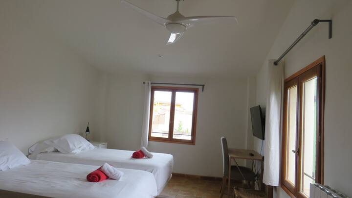 Chumba chenye nafasi ya kutosha na mwanga mwingi wa asili.