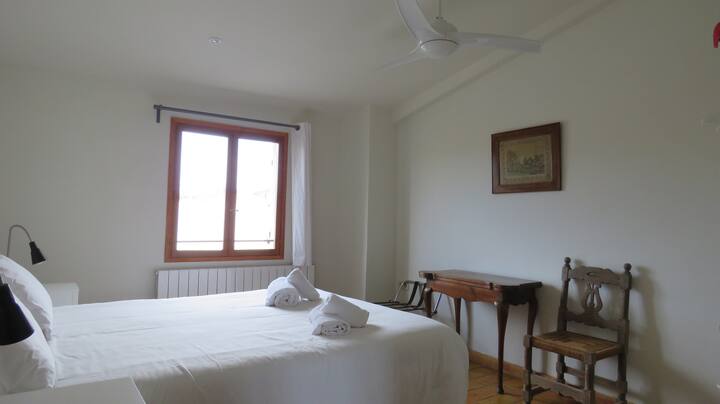 Chumba 03:
Chumba chenye mwanga kinachotoa starehe na nafasi ya kufanyia kazi.
