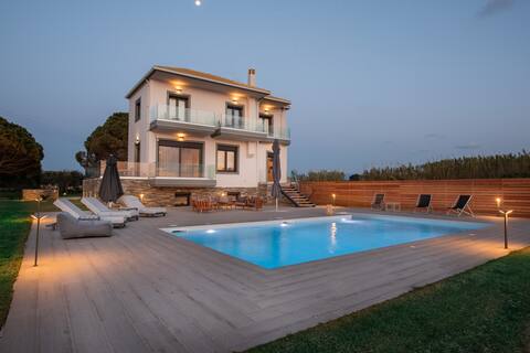 Cheerful villa with pool in front of the sea!