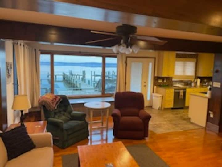 Mwonekano mzuri wa maji kutoka eneo la kuishi.