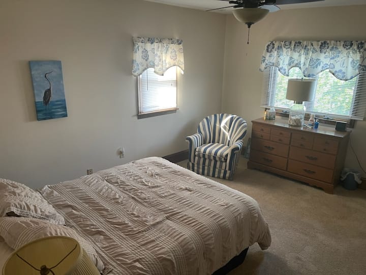 Chumba kikuu cha kulala cha ghorofani na malkia