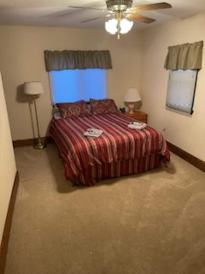 Chumba cha kulala cha 2 cha Mwalimu - Ghorofa ya Juu.