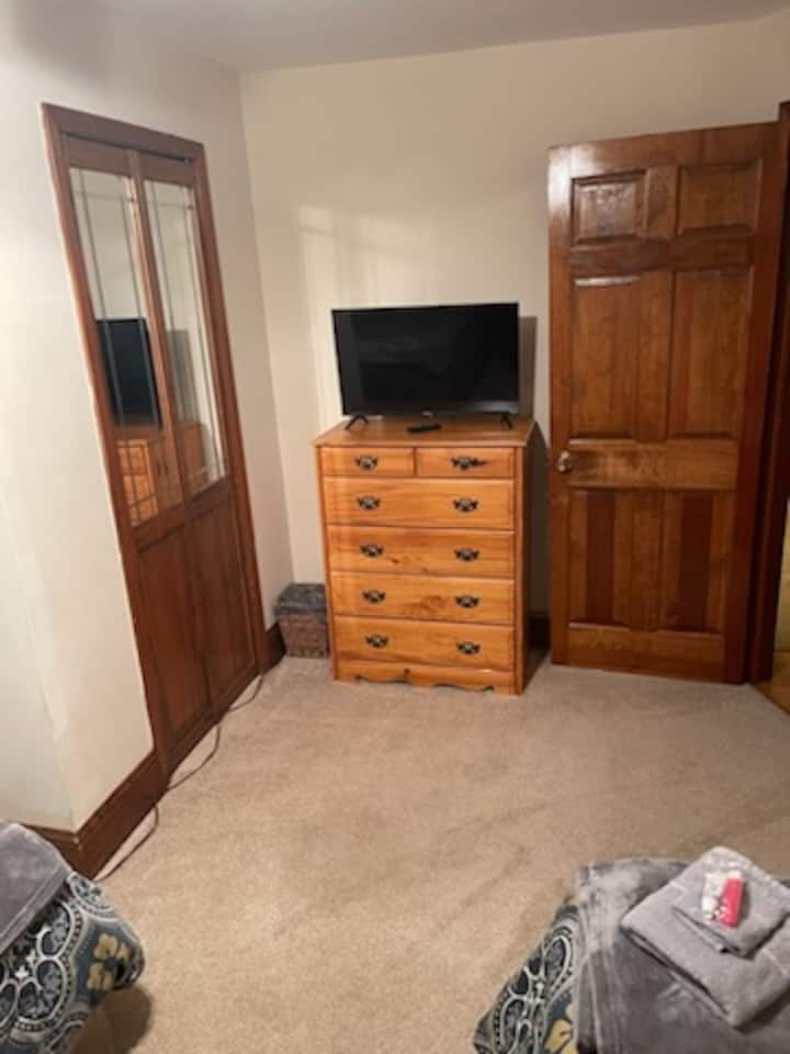 Televisheni janja katika chumba cha kulala cha ghorofani na vitanda pacha