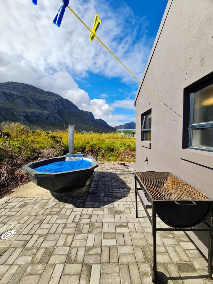 Entire 8 Sleep Wood burning Jacuzzi Spa House Houses for Rent in