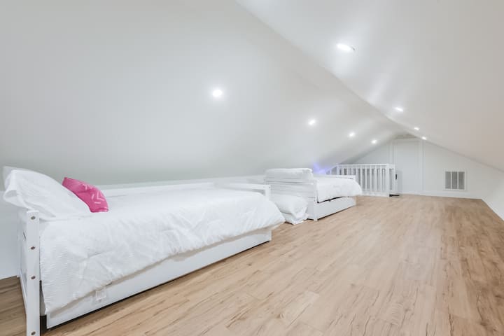 Მაღლა ლოფტს აქვს ორი ტყუპი საწოლი გამოსაწევად. სძინავს 4.