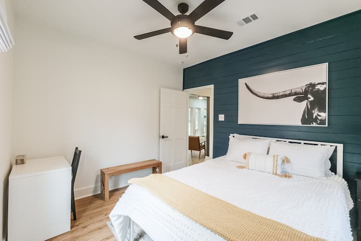 Ორადგილიანი საწოლი სამუშაო მაგიდით.