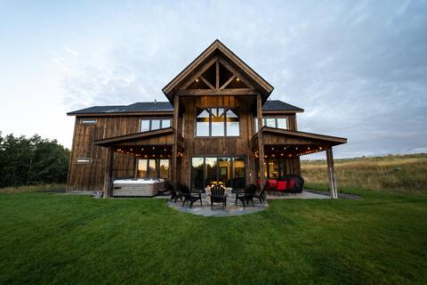 Luxe Mountain Cabin w/ 4 Master Suites & Jacuzzi