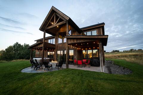 Luxe Mountain Cabin w/ 4 Master Suites & Jacuzzi