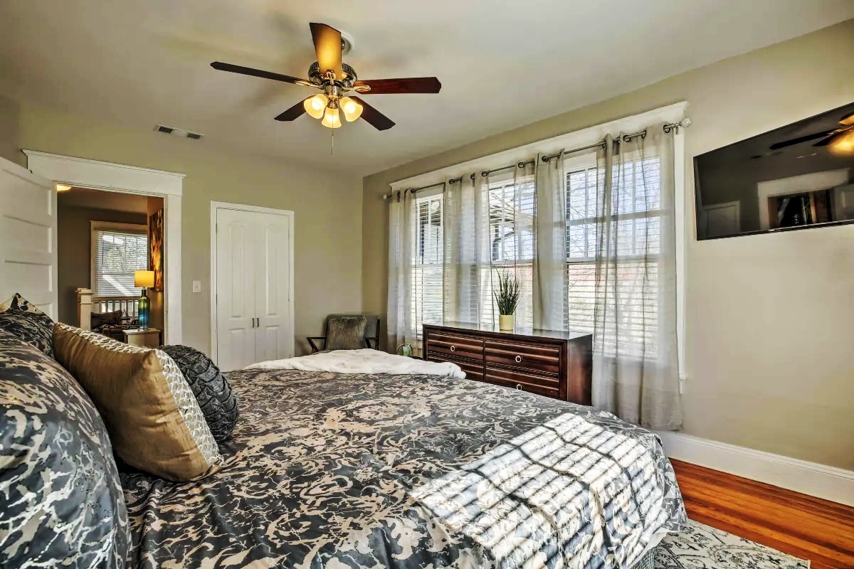 The King suite is so luxurious you'll think you landed in a 5-star luxury resort. Take a retro step back in time in the mid-century modern sitting area.