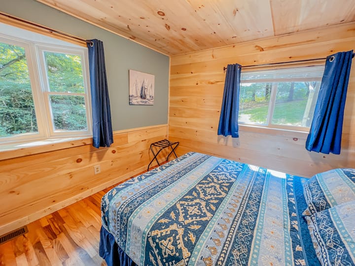 Chumba kikuu cha kulala cha ghorofa 1 kilicho upande wa mbele wa nyumba ya mbao kina mwonekano mzuri wa msitu!