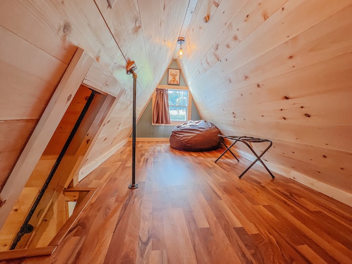 Eneo la roshani lenye begi kubwa la maharagwe/kitanda na mwonekano wa ua wa mbele!