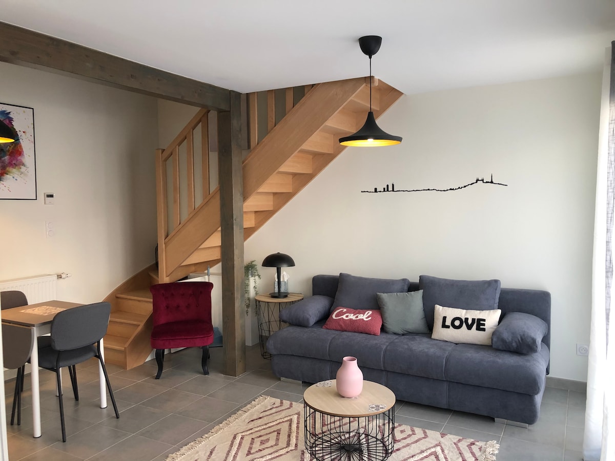 Annuncio Airbnb popolare: Beautiful duplex T2 with terrace & parking a Saint Priest