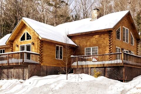 Gorgeous Log Cabin w/ Hot Tub & Fireplace