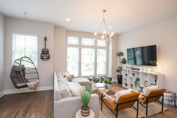 Chic Double Rooftop Home & Downtown Skyline Views - Nashville, TN