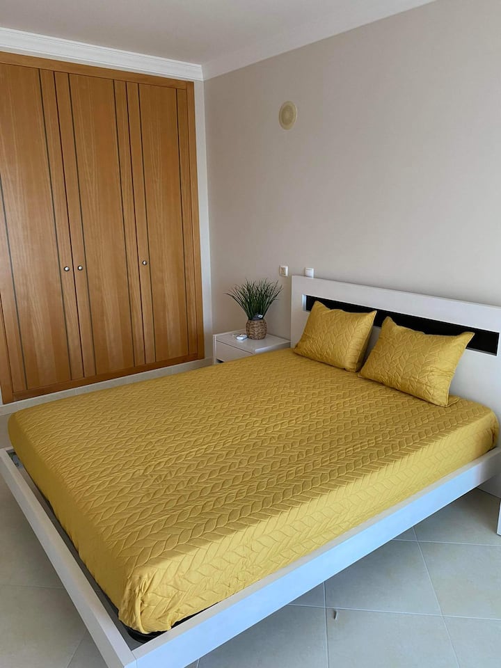 חדר עם אזור עבודה/חדר עבודה, מלתחה מובנית ומיזוג אוויר, תריסים עיוורים אוטומטיים, מערכת סאונד ( מרפסת לאורך החדרים  )