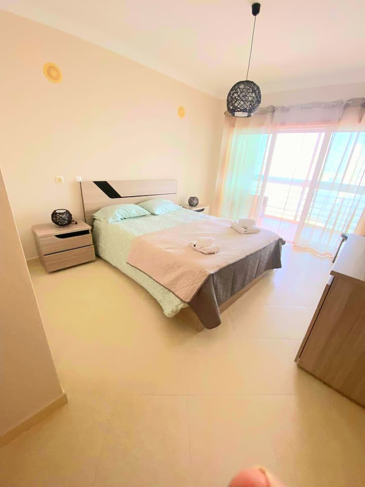 בחדר שינה צמוד,  עם ממיר מיזוג אוויר, תריסים עיוורים אוטומטיים, מלתחה מובנית, מערכת סאונד,  גישה למרפסת .