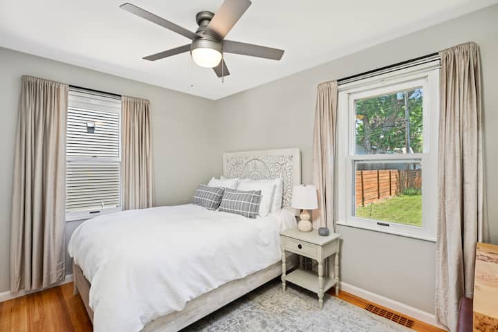 Спалня на основното ниво, пълно легло